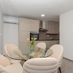House Katica فيلة